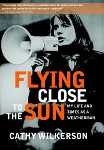 Flying Close To The Sun di Cathy Wilkerson edito da Seven Stories Press,U.S.