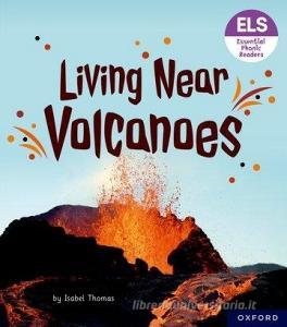 Essential Letters And Sounds: Essential Phonic Readers: Oxford Reading Level 6: Living Near Volcanoes di Isabel Thomas edito da Oxford University Press