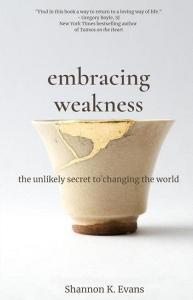Embracing Weakness: The Unlikely Secret to Changing the World di Shannon K. Evans edito da R R BOWKER LLC