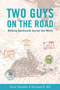 Two Guys on the Road: Walking Backwards Across the World di Steve Chandler, Terrence Hill edito da ROBERT D REED PUBL