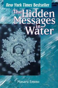 Hidden Messages in Water di Masaru Emoto edito da BEYOND WORDS
